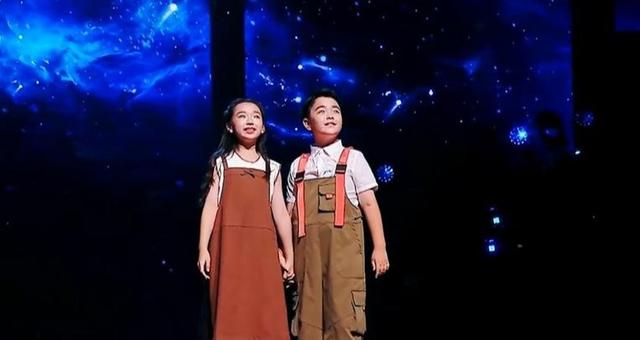 2025年大湾区晚会简直就是一张照妖镜，塑料歌手齐上阵，太搞笑了