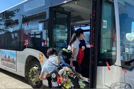 笑疯了！全红婵的娃娃多到拿不下，世界冠军陈若琳帮徒弟背娃娃图片