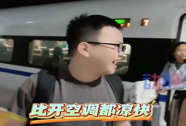 贵州被挤爆了！游客穿羽绒服吃火锅，本地人哭诉：是'攻城略地'！