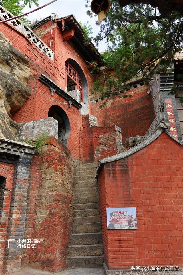陕西黄河岸边千年石窟寺，建在红色石头上，三面凌空、内有乾坤