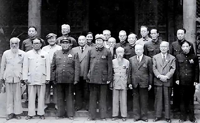 他41岁担任政治局委员，同年被开除党籍，周总理：这个处分不妥当