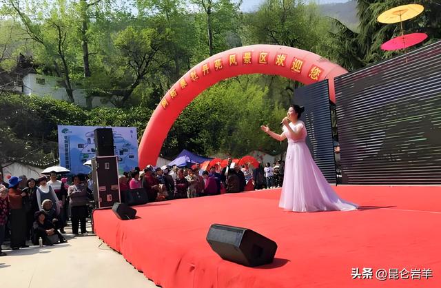 西安市金光门牡丹苑2万株牡丹花盛开市民游客爆棚争相赏花留影