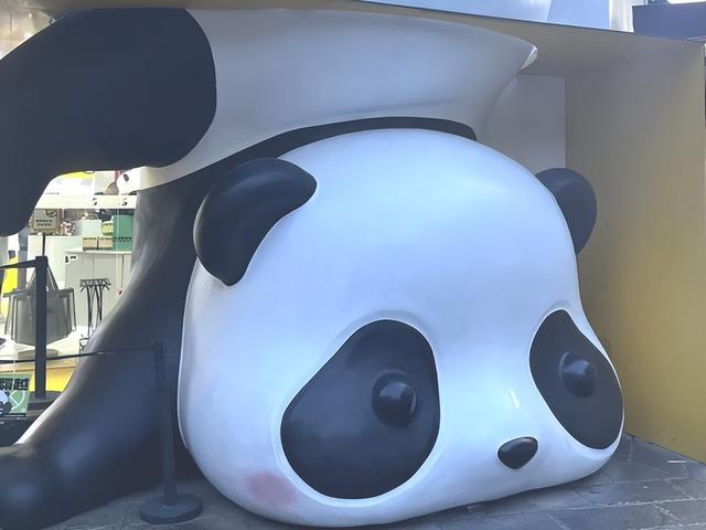 今天坐地铁去看熊猫，再适合不过了！
