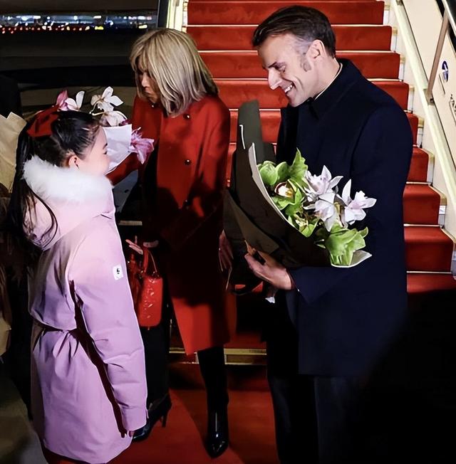 72岁布里吉特真洋气，红大衣配高跟鞋美翻了，挽着马克龙胳膊好甜