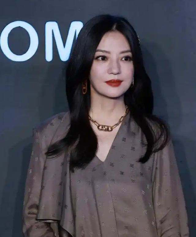 封杀4年，赵薇做梦也没想到	，如今56岁哥哥竟成了自己的“救赎	”