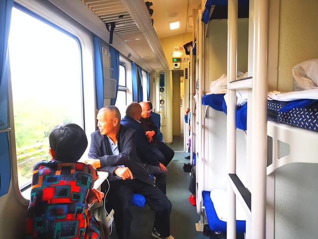 坐高铁4小时680元，坐绿皮火车14小时170元，果断选择坐绿皮火车