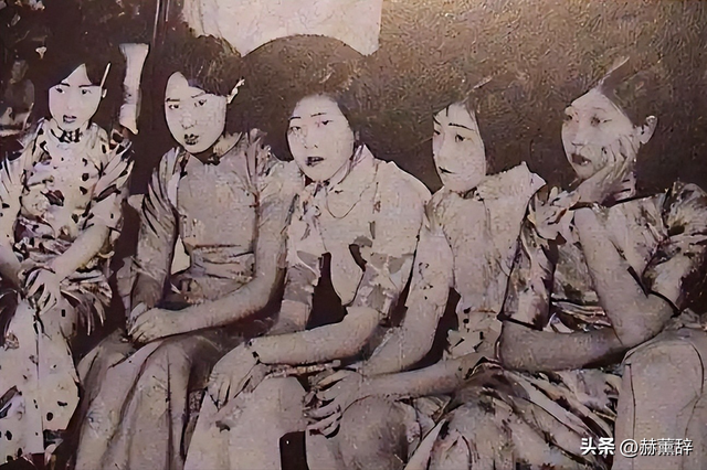 揭秘尼姑庵真相，表面佛门实则妓院，穿黑丝戴假发，香客人来人往