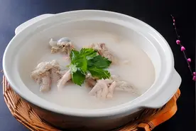 大骨头汤怎么熬才又香浓又白？图片