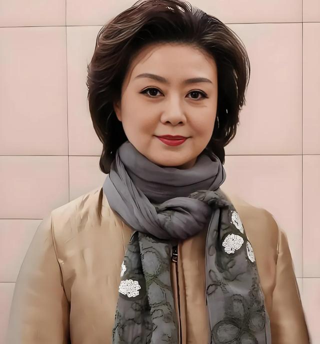 至今未婚未育，身边却有男人陪了近27年！59岁的她才是真人间清醒