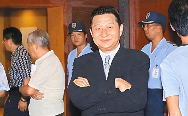 包养情人无数，娶初中同学女儿为妻，玩老婆闺蜜，嗜色如命的富豪