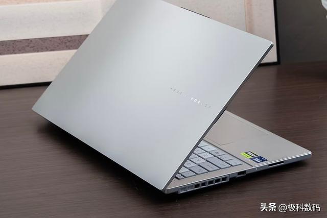 2025酷睿Ultra二代笔记本对决，华硕无畏惠普，轻薄本优缺点分析