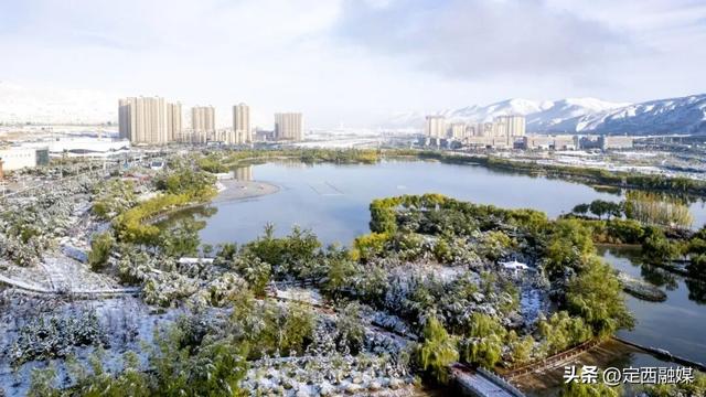 深秋定西，初雪悄然缀山河