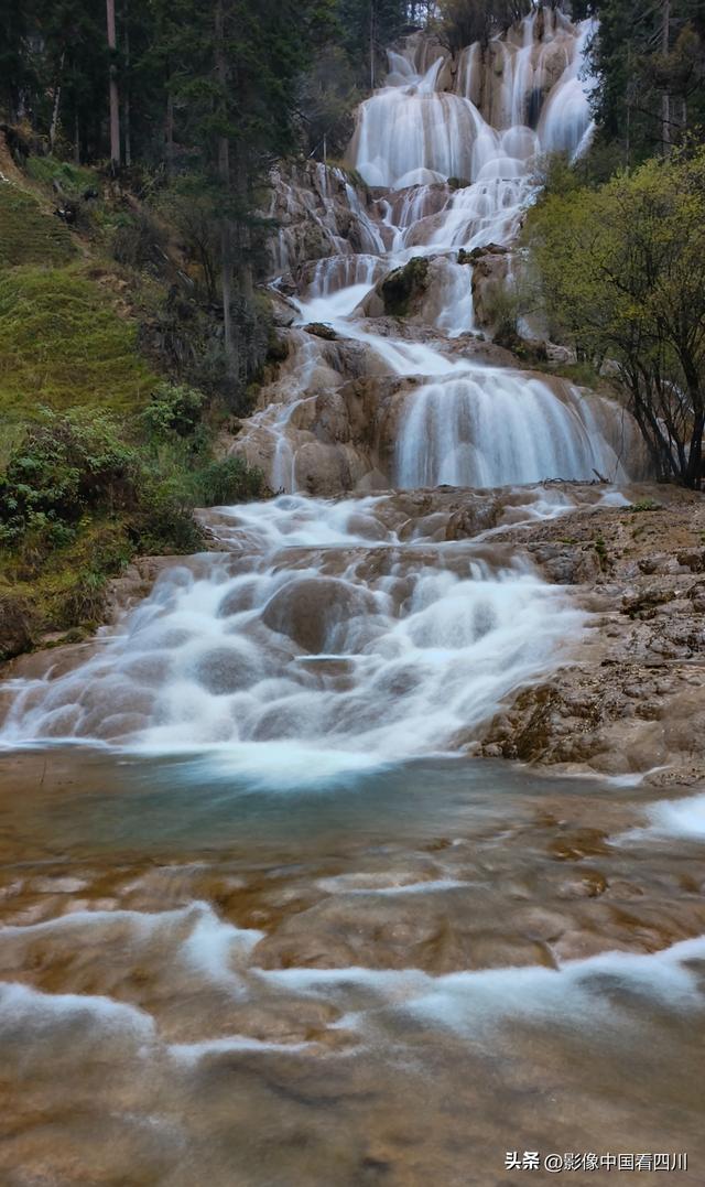 四川牟尼沟：扎嘎瀑布引客来