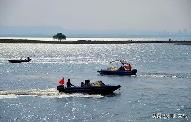 秋天的溢泉湖流光溢彩，将浪漫与温馨装满