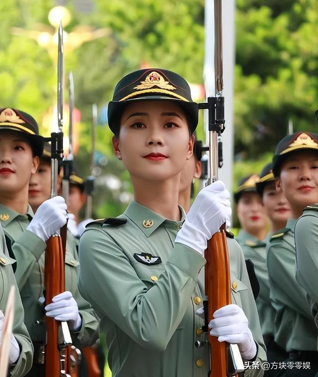93受阅女兵参加婚礼被骂惨！网友：穿这套衣服去是几个意思？