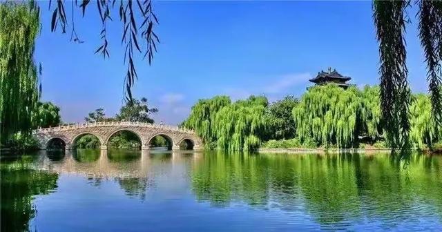 半城湖中石桥美