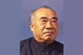 朱德作为十大元帅之首，为何授衔编号却是“004“，前3位又是谁？图片