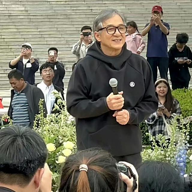 成龙因病去世、赵本山灵堂	、宋佳知三当三，现在的造谣越来越离谱