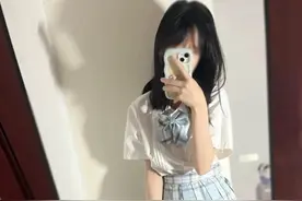 jk美女对镜拍 细白腿 小白袜非常香 腿精女孩图片