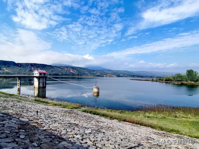 三原冯村水库满库运行，溢洪道开始下泄了