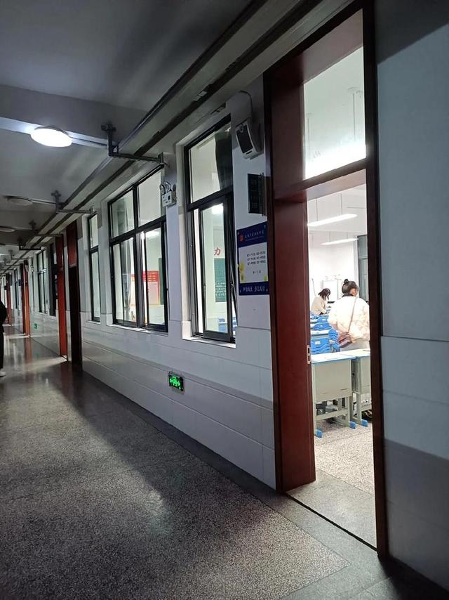 浙江一高中家长怒斥男班主任：我女儿要用卫生巾，你不能去买吗？