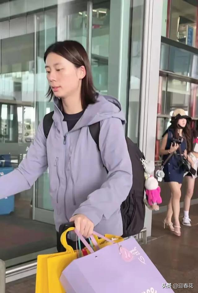 国乒回国抵达北京机场照，王曼昱被老奶奶包围，高远给小粉丝签名
