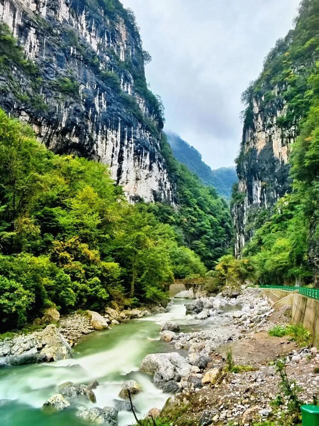 藏不住了！月亮峡的秋