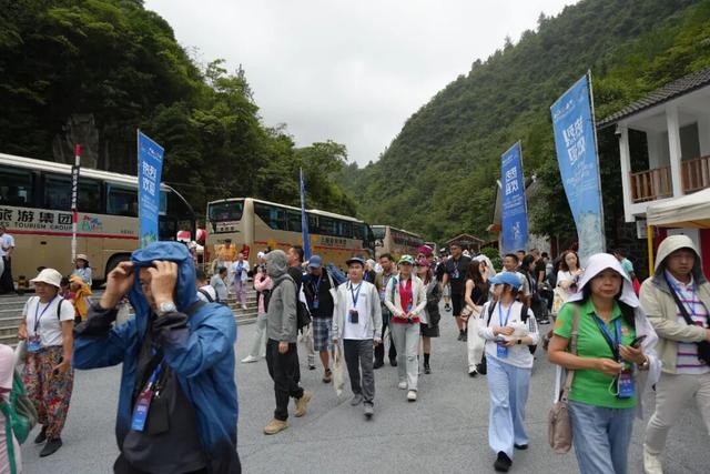 全球旅行商大会踩线腾龙洞：打卡世界级溶洞，共谋文旅发展