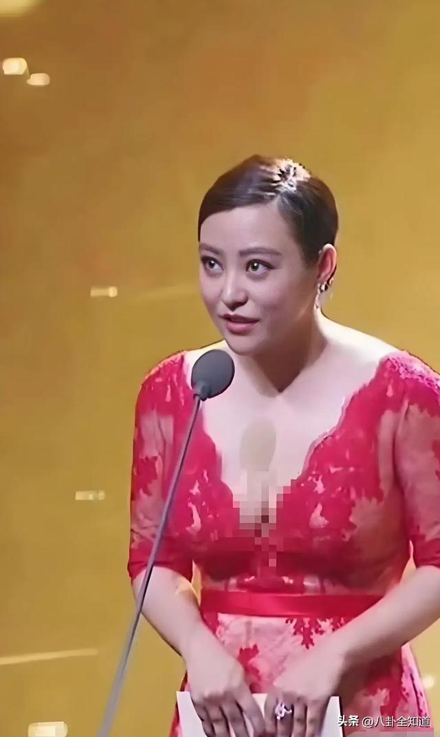 郝蕾太丰满了穿绒衣扣子都撑开了如果扣子突然破了那就十分尴尬了