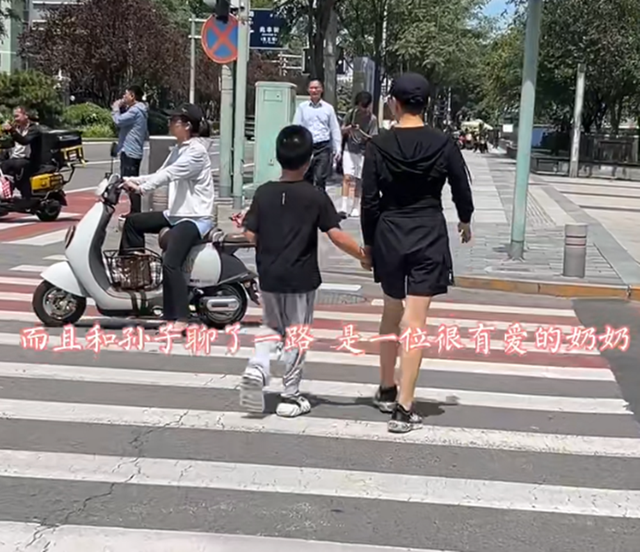 宋丹丹带大孙子逛街，64岁的她背影好年轻，祖孙俩看着像一对母子