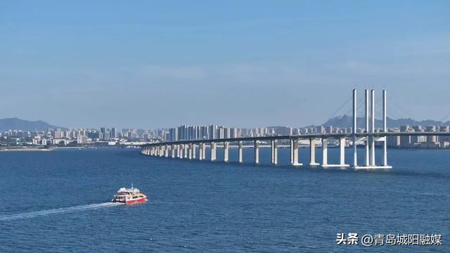 上周末，城阳“海上穿越大桥”环游航线火了！有人专程为它来青岛