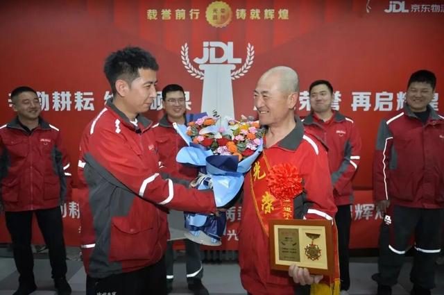 京东宣布：每年投入超百亿为全职骑手、快递小哥等缴纳五险一金，让每一位劳动者都能被尊重、被守护、有奔头