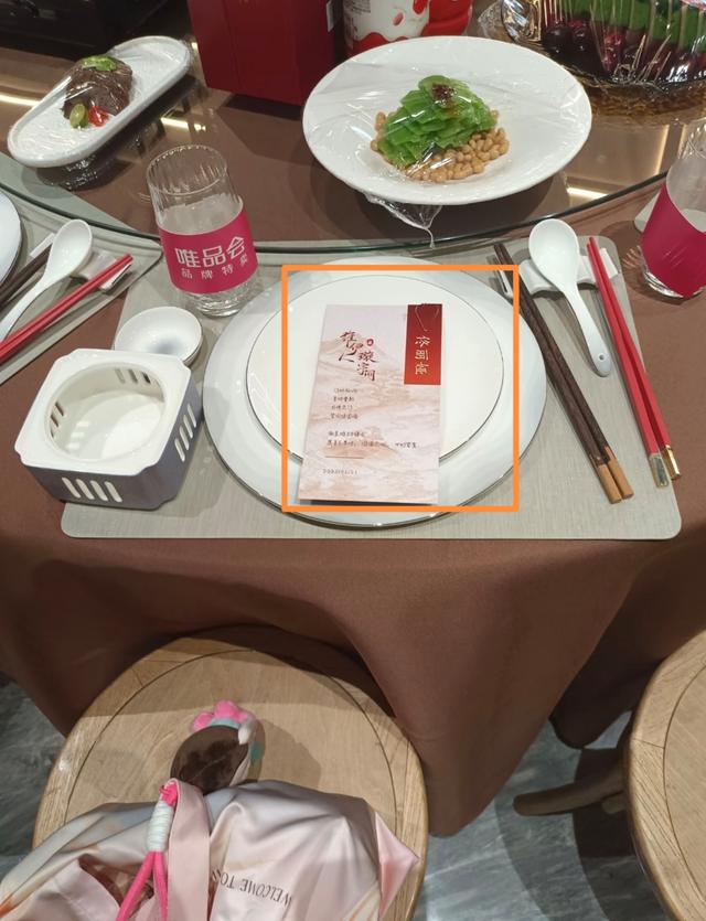 董璇张维伊大同婚宴现场照曝光，挨桌给人敬酒，佟丽娅关悦等出席
