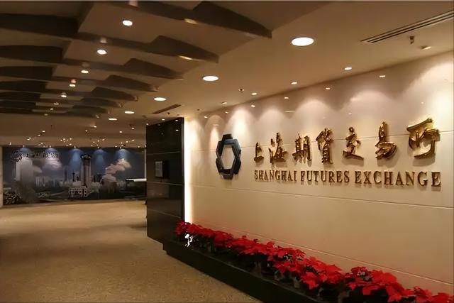 人民币遭伏击！伦敦交易所踢中国出局，紧要关头全球资本弃美投中