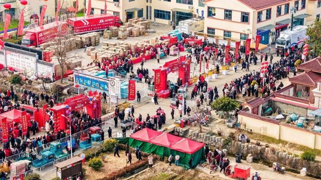 刘强东的两个妹妹：一个已经去世	，一个有钱有颜，陪在父母身边