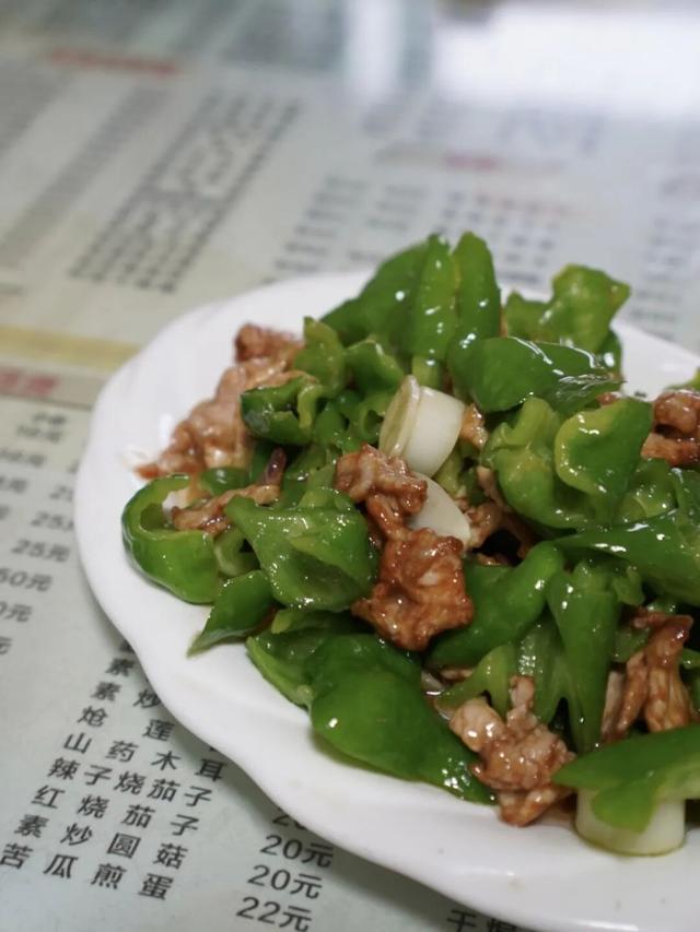 乌鲁木齐的劳动街，是由小炒、烧烤和夏夜晚风组成的