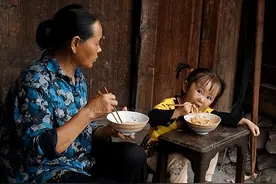 一个家里，儿女没出息，母亲大多有以下“穷习惯”图片