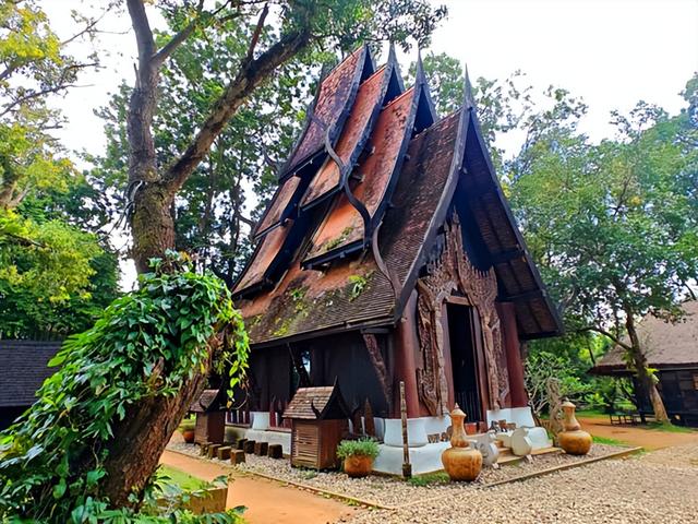 泰国旅游：清莱观瞻温泉白蓝黑三庙行（图）