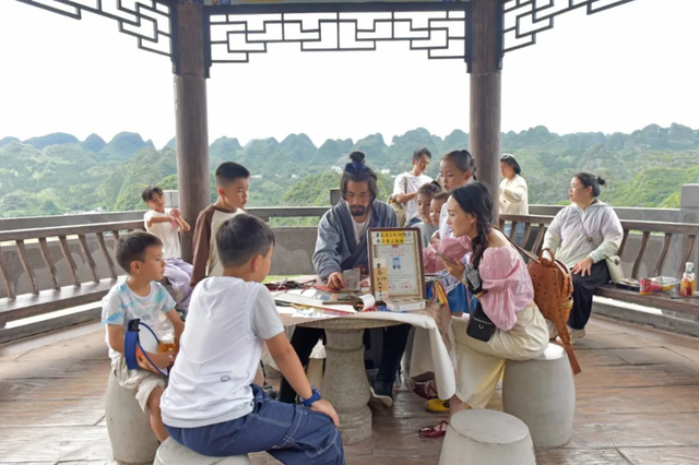 贵州兴义万峰林景区：“潮玩”活动引客来 “双节”客流迎高峰