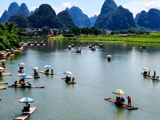 桂林：热闹非凡的遇龙河！