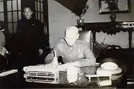 西安事变蒋介石被擒，见到张学良后第一句话：我的文件包不可示人图片