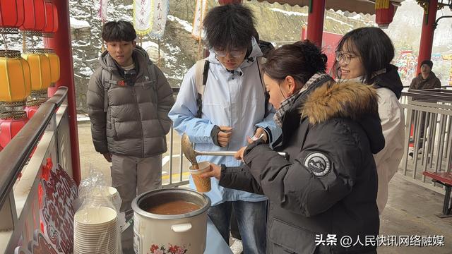 华山暖粥迎腊八 山间温情暖客心