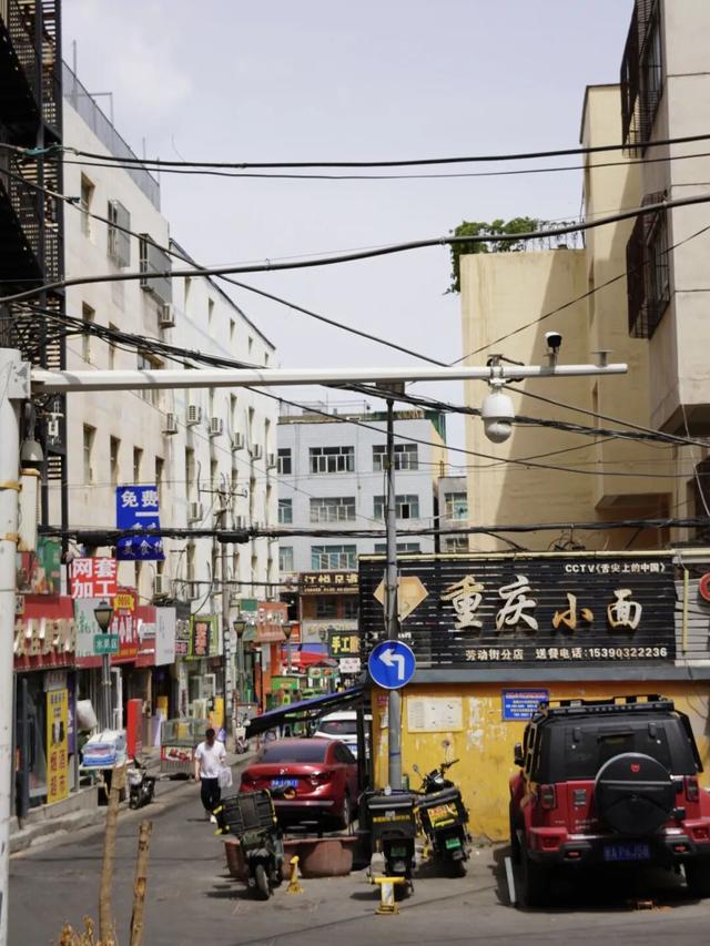 乌鲁木齐的劳动街，是由小炒、烧烤和夏夜晚风组成的