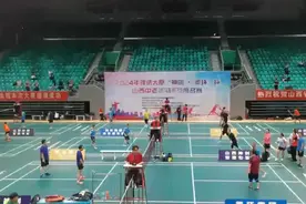 山西中老年羽毛球排名赛挥拍图片