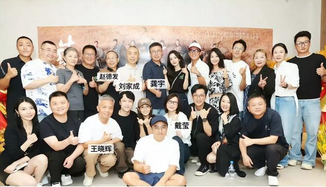 《生万物》庆功宴：迟蓬林永健靠边，杨幂紧挨资方，C位令人意外