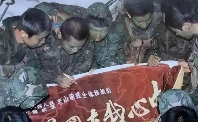 86年老山战场，亲吻临终士兵的女战士张茹，29年后去他墓前探望