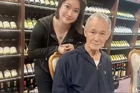 陈惠敏79岁生日约叶子楣喝酒，满头白发身材消瘦，曾花100万治癌图片