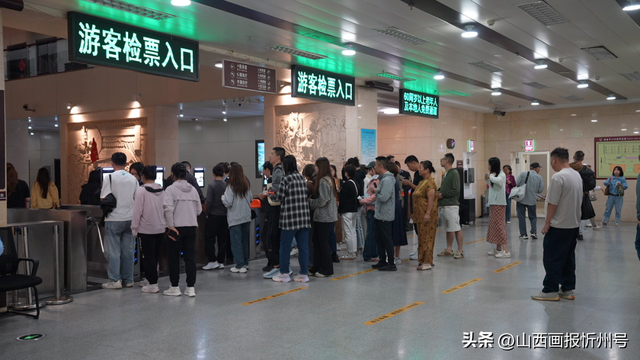 网络中国节·中秋丨当国庆红遇上中秋月：五台山景区双节喜迎八方客