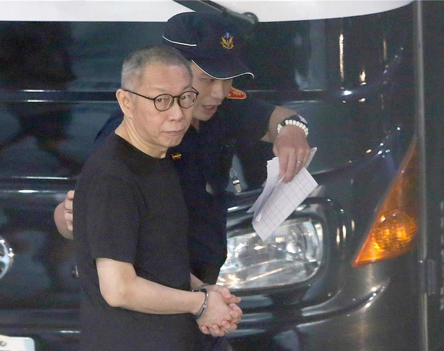 柯文哲法庭拭泪：每天睡马桶边