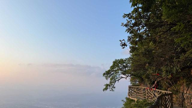 湖南天门山：一场逃离喧嚣的山野之约
